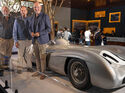 Mercedes-Benz W196R, Rob Myers (RM Group), Joe Hale ( Indianapolis Motor Speedway Museum), Marcus Breitschwerdt, CEO Mercedes-Benz Heritage GmbH (von links nach rechts)