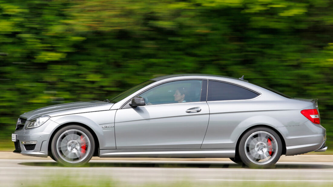 Mercedes C 63 AMG Coupe Performance Package, Seitenansicht, Wald
