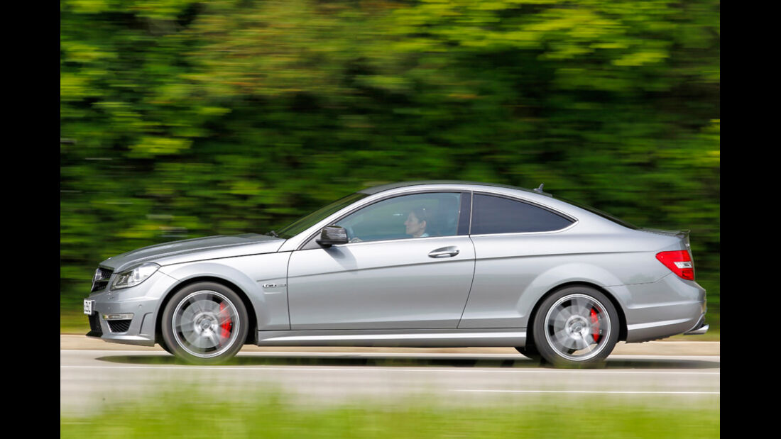 Mercedes C 63 AMG Coupe Performance Package, Seitenansicht, Wald