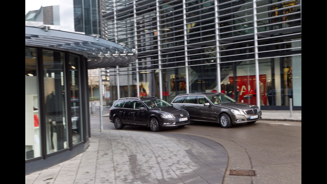 Mercedes E 200 CDI T Elegance, VW Passat Variant Blue TDI Highline, beide Fahrzeuge, Seitenansicht, Stadt