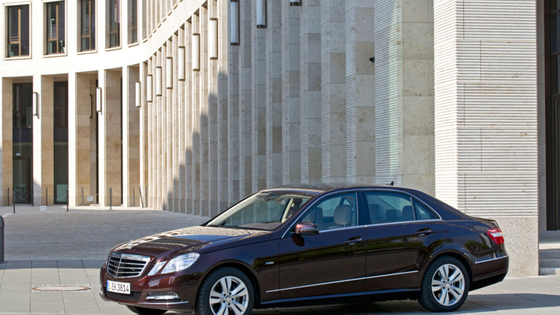 Mercedes E 350, Seitenansicht, Stadt, schräg