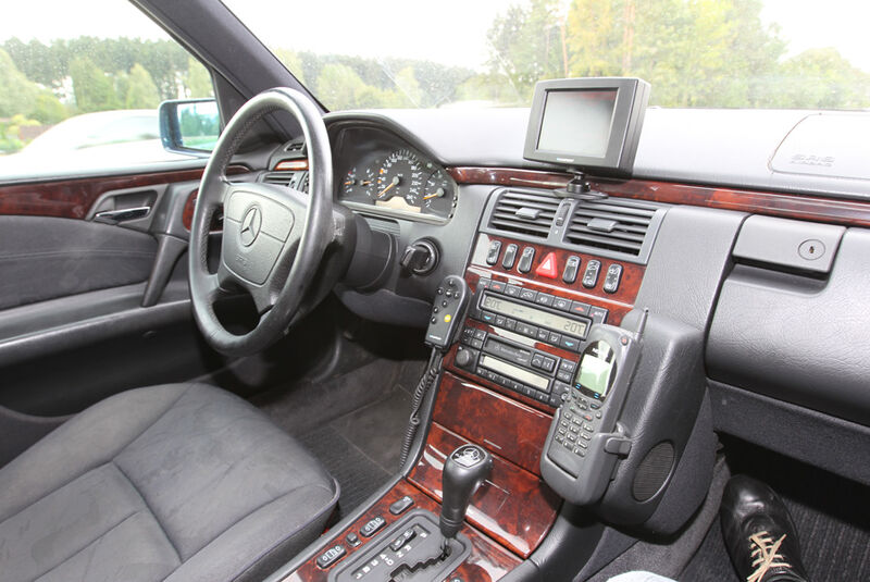Mercedes E 420, Cockpit