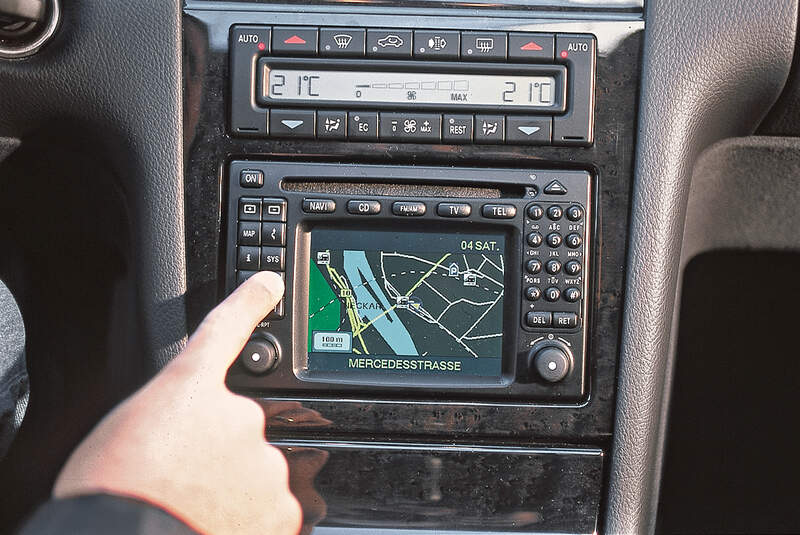 Mercedes E-Klasse (W210), Mittelkonsole, Infotainment