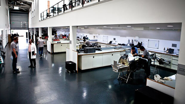 Mercedes Fabrik Brackley - Race Bay - Werkstatt