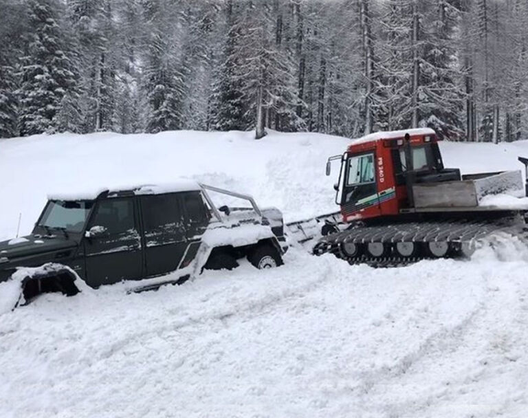 Mercedes G63 Amg 6x6 Steckt Im Schnee Fest Auto Motor Und