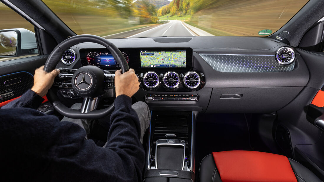 Mercedes GLA, Cockpit + Fahrer