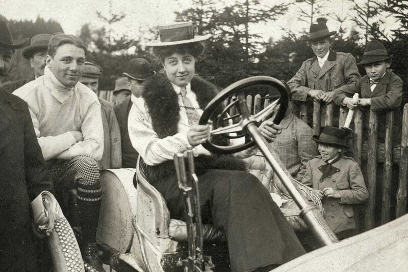 Mercedes Jellinek auf einem Grand-Prix-Rennwagen von 1906