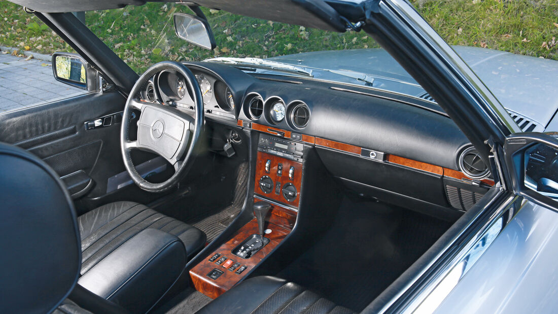 Mercedes R_107, Cockpit