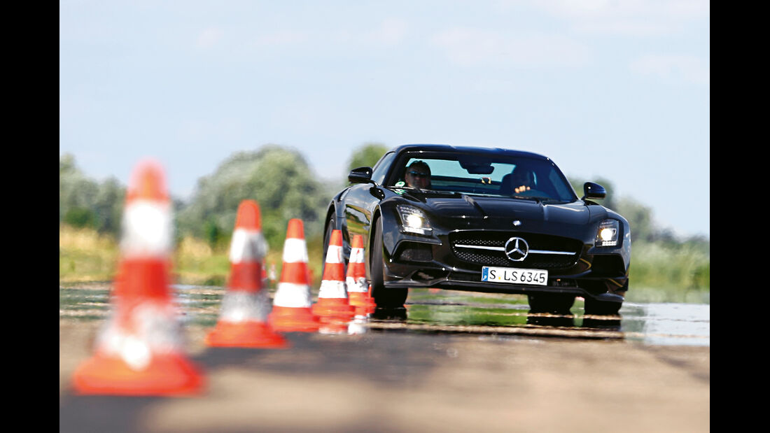 Mercedes SLS AMG Black Series, Frontansicht, Slalom