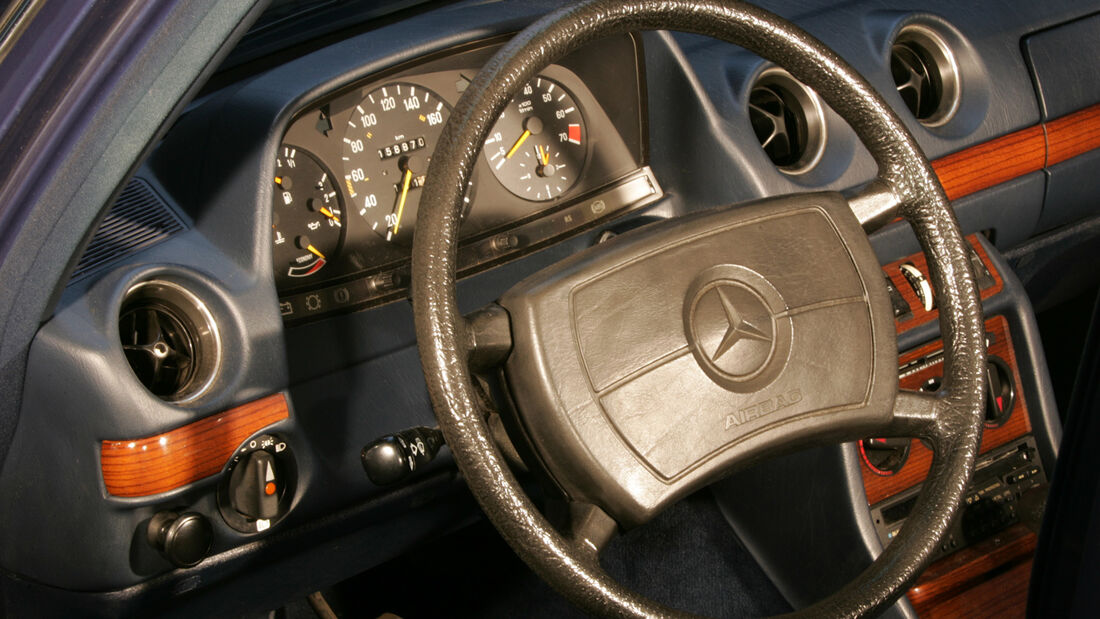 Mercedes W 123, Cockpit