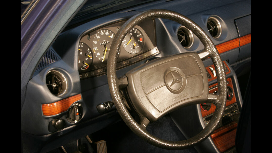 Mercedes W 123, Cockpit