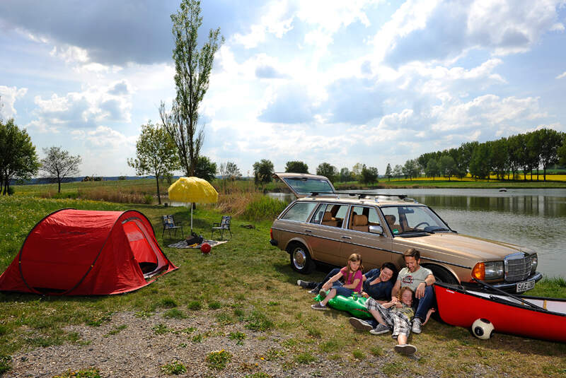 Mercedes W 123, Seitenansicht, Camping, Familie