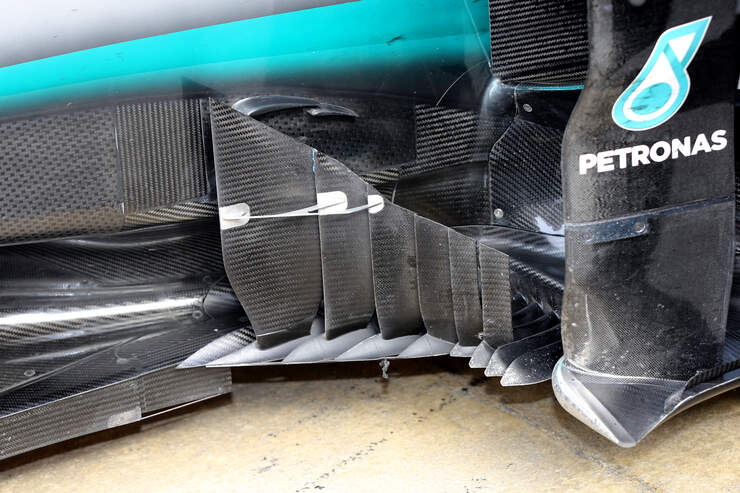 Mercedes-W07-Bargeboard-Barcelona-F1-Test-2016-fotoshowBig-1733b600-929136.jpg