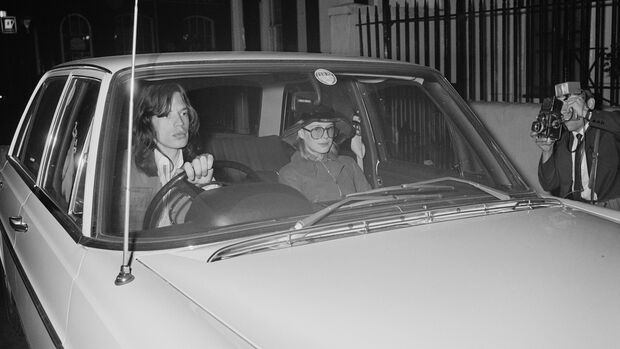 Mick Jagger und Marianne Faithfull kommen von einer Polizeiwache zurück.