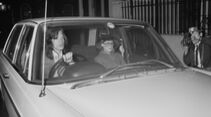 Mick Jagger und Marianne Faithfull kommen von einer Polizeiwache zurück.