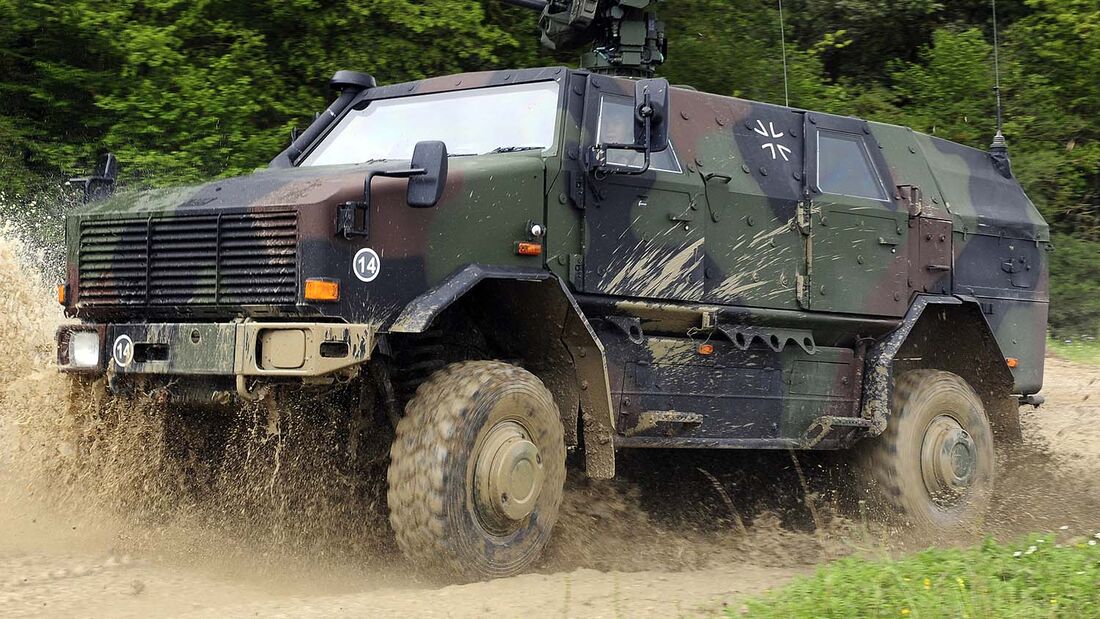 Militär-Geländewagen, military 4x4 offroader