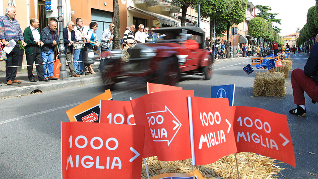 Mille Miglia 2010 - Ein Oldtimer fährt durch eine italienische Nebenstraße