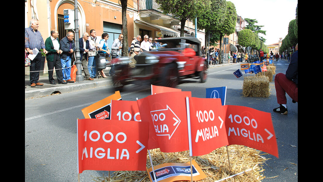 Mille Miglia 2010 - Ein Oldtimer fährt durch eine italienische Nebenstraße