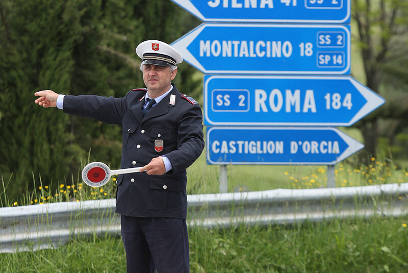 Mille Miglia 2010 - Italienischer Polizist weist den Weg