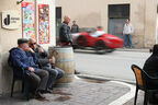Mille Miglia 2010 - Oldtimer fährt an Zuschauern vorbei