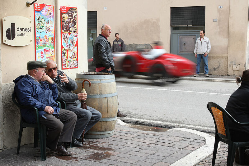 Mille Miglia 2010 - Oldtimer fährt an Zuschauern vorbei