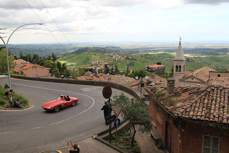 Mille Miglia 2010 - Oldtimer vor Landschaft