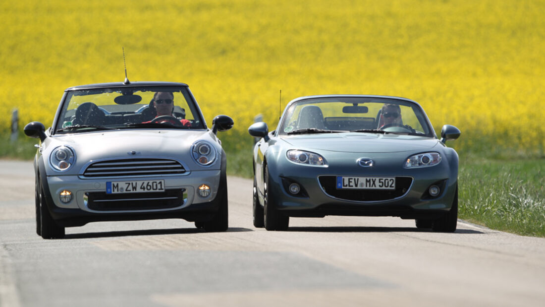 Mini Cooper Cabrio, Mazda MX-5 1.8, beide Fahrzeugen, Frontansicht, Landstraße