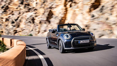 Mini Cooper SE Cabrio (2023) Fahraufnahme von vorn