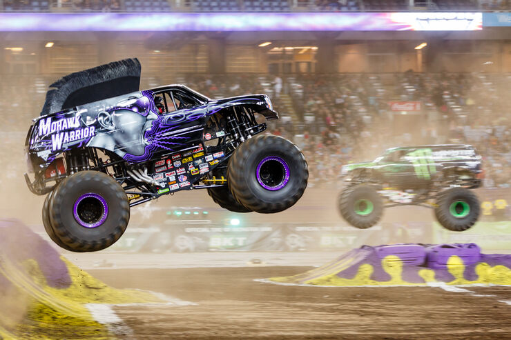 Monster-Trucks in Action: Halloween mit Grave Digger & Co. - auto motor
