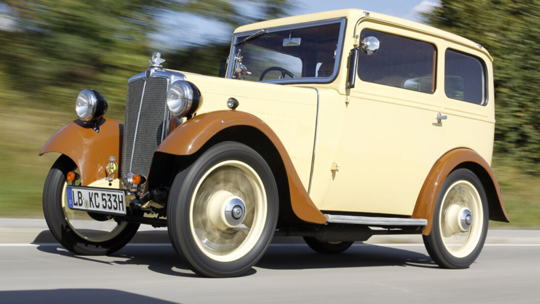 Morris Minor Saloon, Seitenansicht fahrend