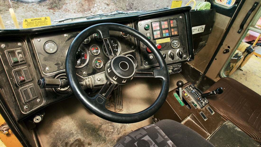 Muldenkipper, Cockpit, Lenkrad