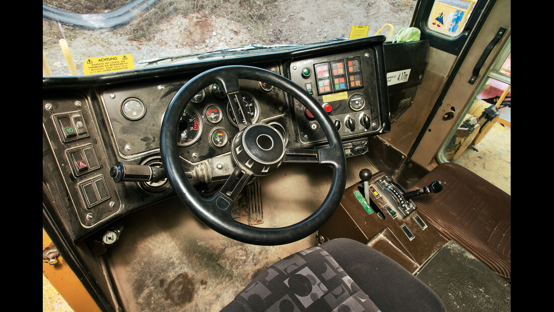 Muldenkipper, Cockpit, Lenkrad