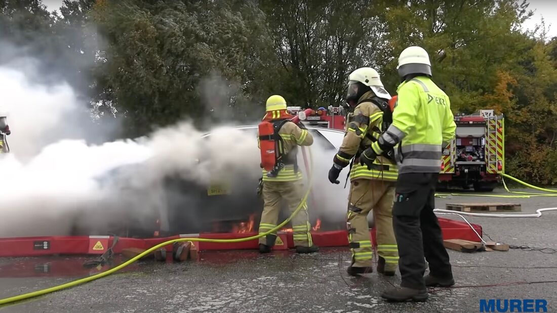 Murer Elektroauto Brand Feuerwehr Loeschlanze