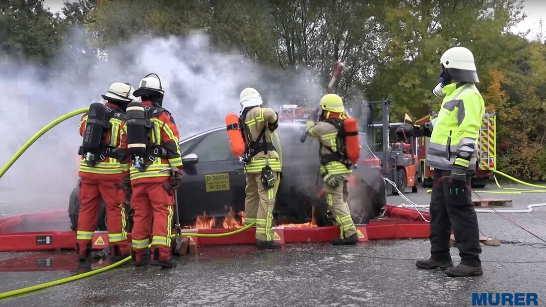 Murer Elektroauto Brand Feuerwehr Loeschlanze