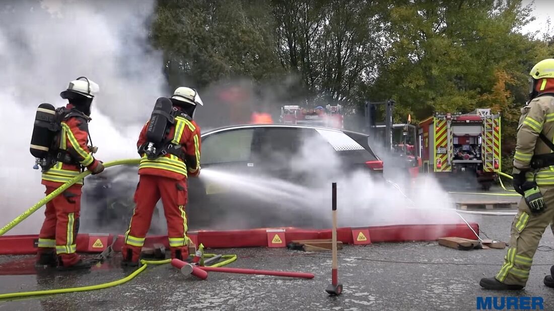 Murer Elektroauto Brand Feuerwehr Loeschlanze