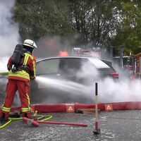 Murer Elektroauto Brand Feuerwehr Loeschlanze