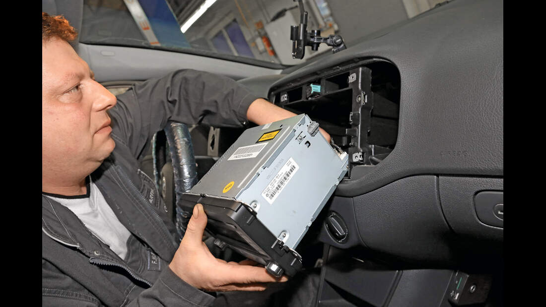 Navigationsradio nachrüsten: So gut wie ab Werk? | AUTO MOTOR UND SPORT