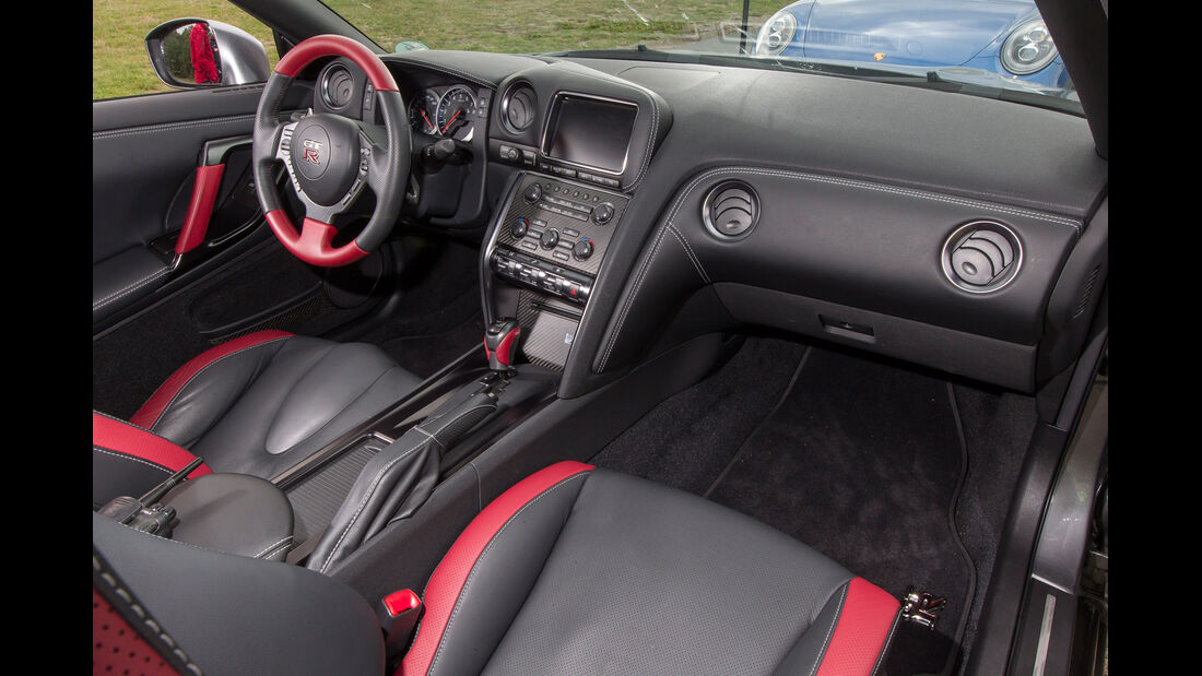 Nissan GT-R Black Edition, Cockpit