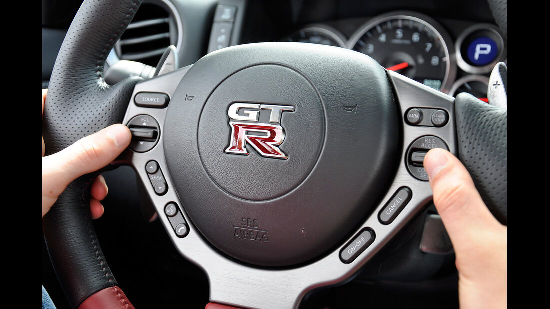 Nissan GT-R, Lenkrad