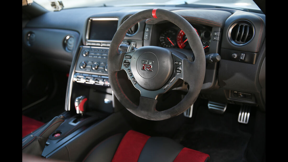 Nissan GT-R, Lenkrad, Cockpit
