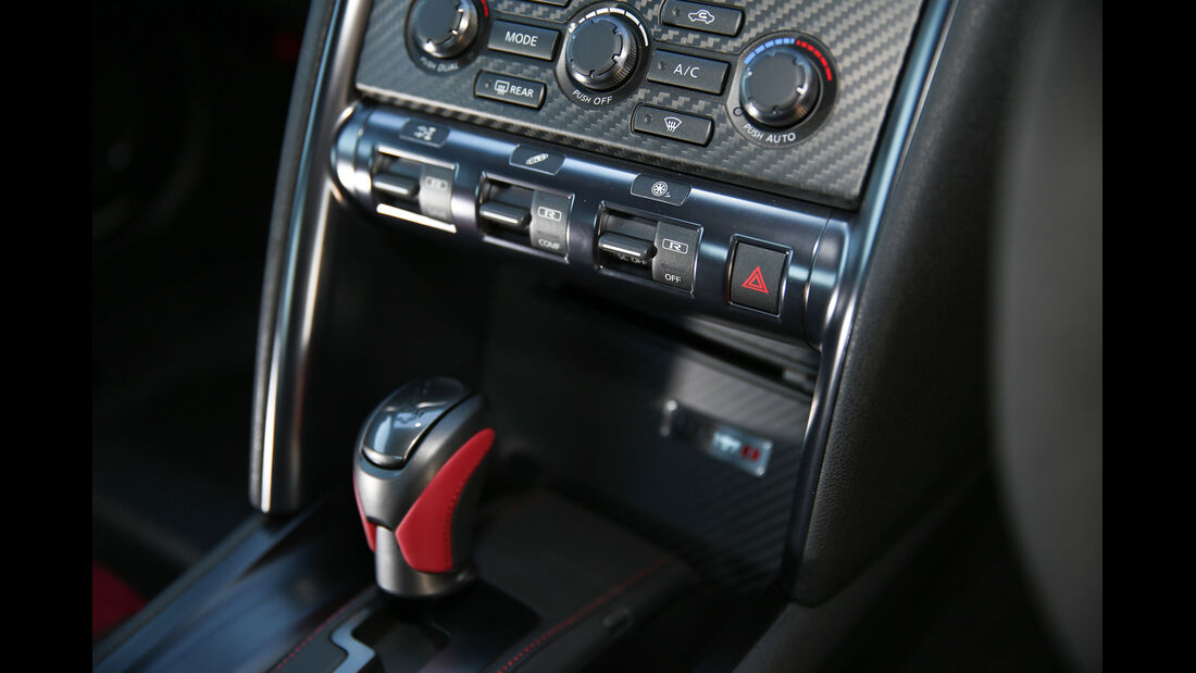 Nissan GT-R, Mittelkonsole