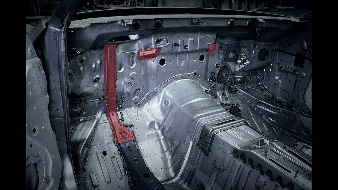 Nissan GT-R Modelljahr 2011, Motorstrebe