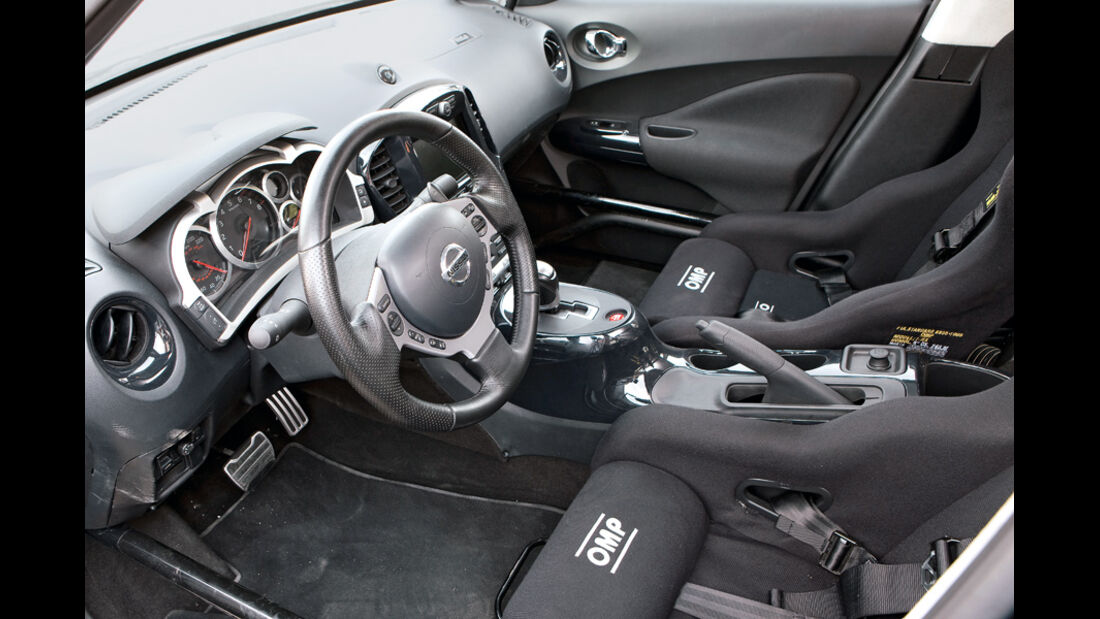 Nissan Juke-R, Cockpit