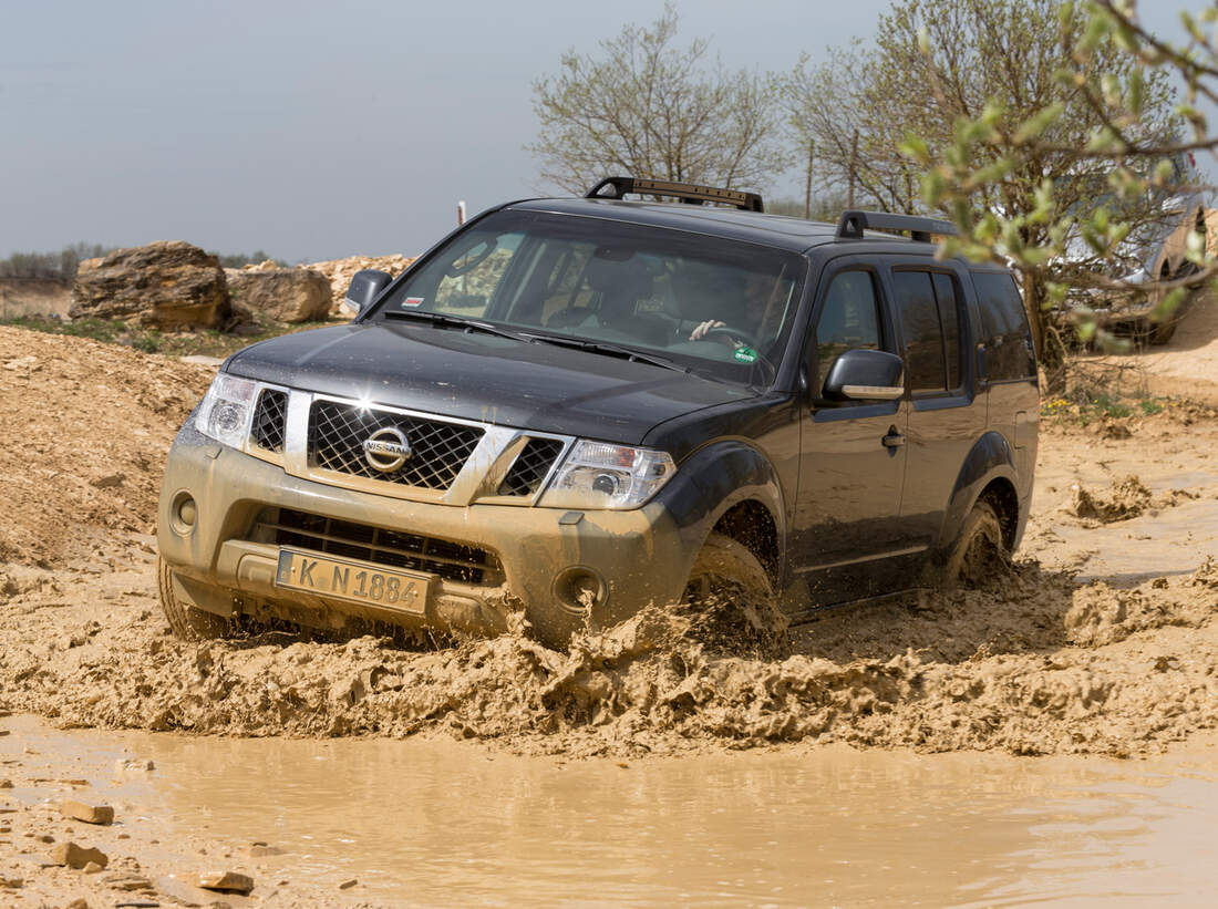 Pajero, Pathfinder, Defender und Landcruiser: SUV-Urgesteine im Gelände ...