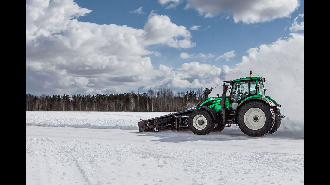 Nokian Valtra Traktor Weltrekord Schneeräumen
