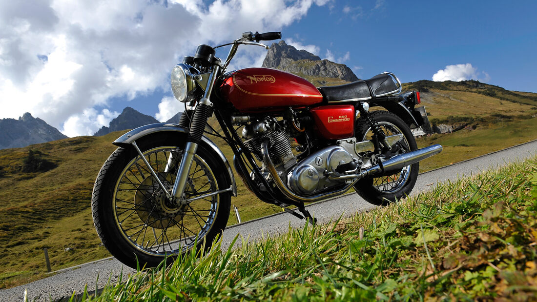 Norton 850 Commando, Seitenansicht, Berge