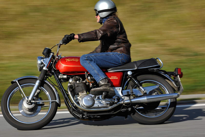 Norton 850 Commando, Seitenansicht, Schräglage