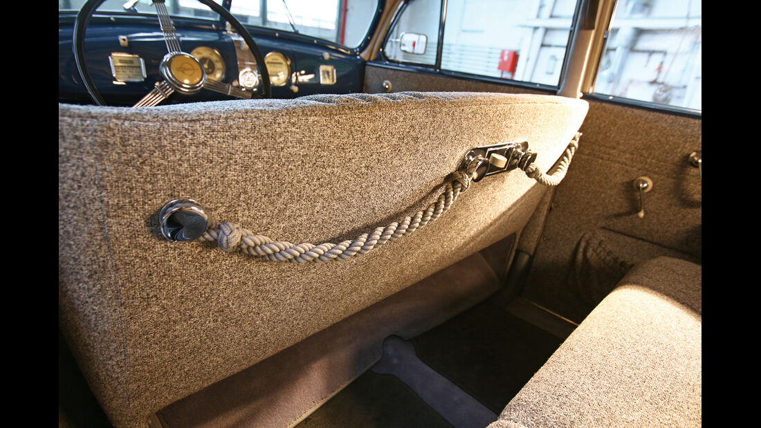 Opel Admiral, Rückbank mit Haltekordeln