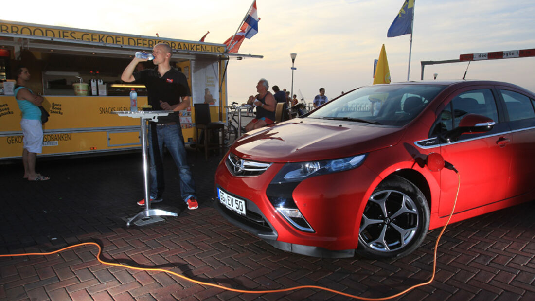 Opel Ampera, Elektrotankstelle, Imbissbude