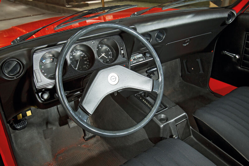 Opel Ascona, Lenkrad, Cockpit